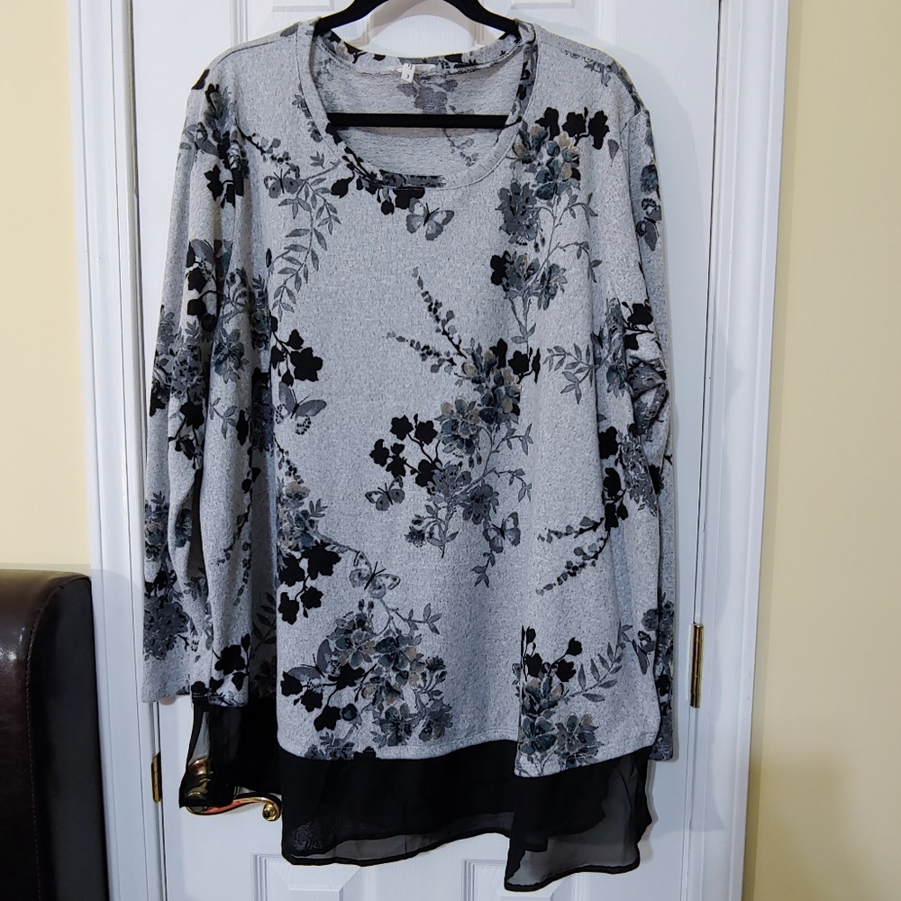 **SOLD**  Maurices Gray Floral Sweater